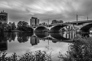 Praha má jediný kubistický most na světě, přesto ho nechala sejít věkem - Médium.cz